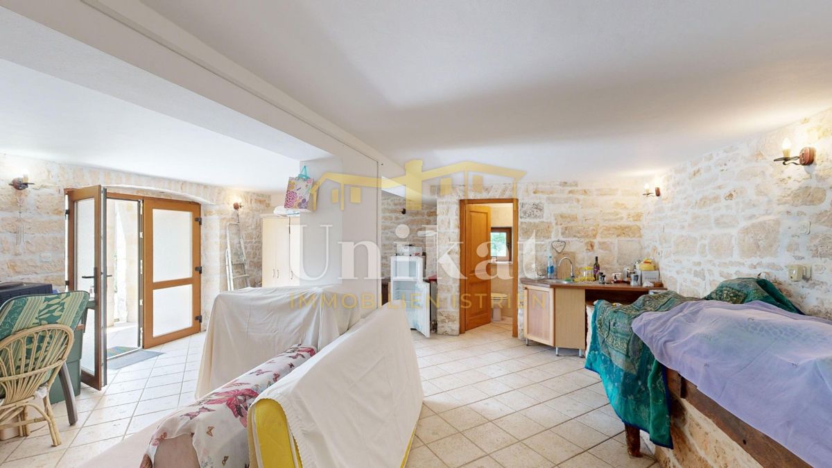 Proprietà con due case in pietra - piscina e ampio giardino